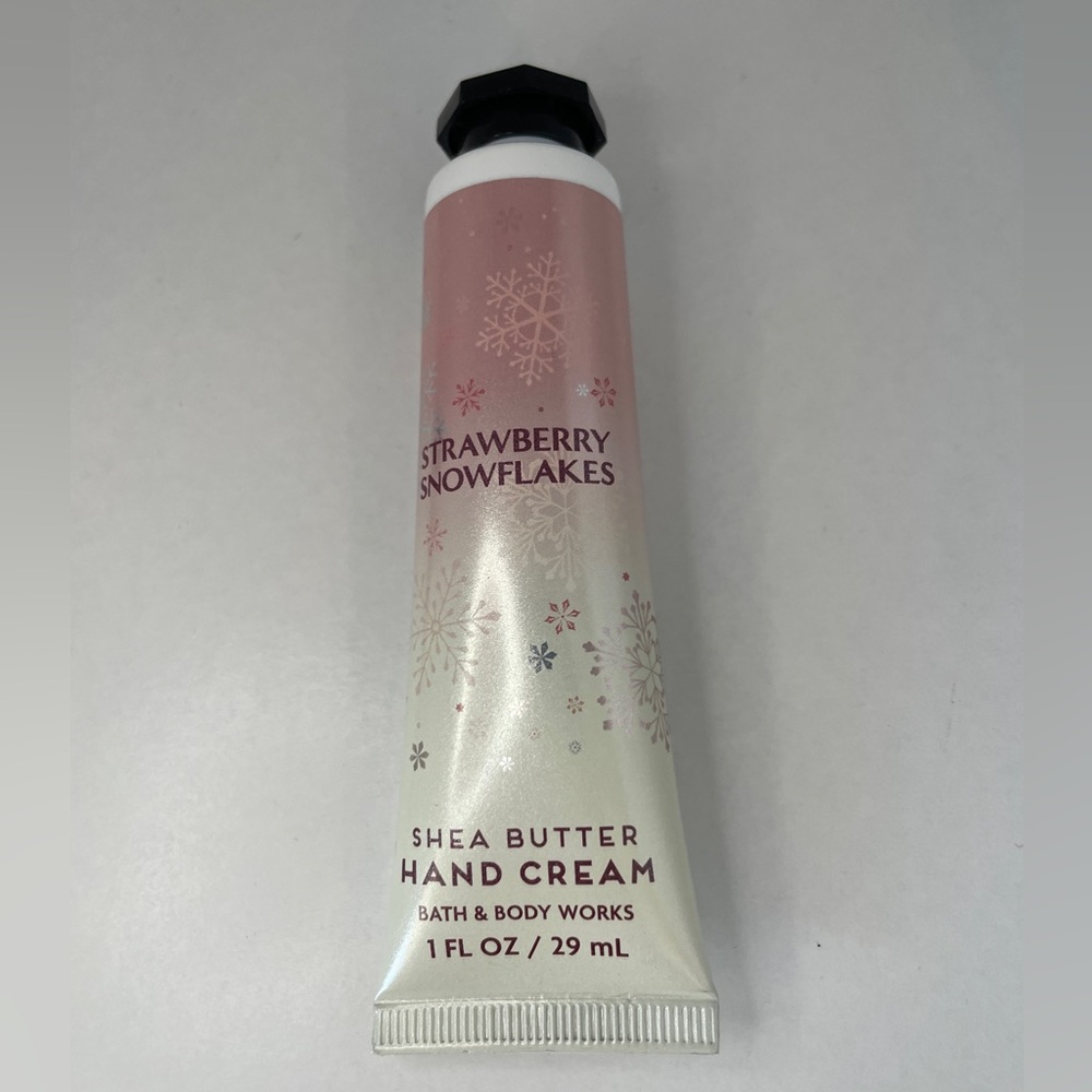Bath and Body Works Strawberry Snowflakes Hand Cream, new
